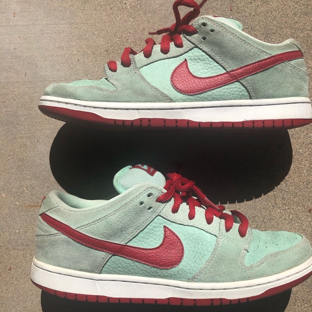 Nike SB Dunk Mint Red